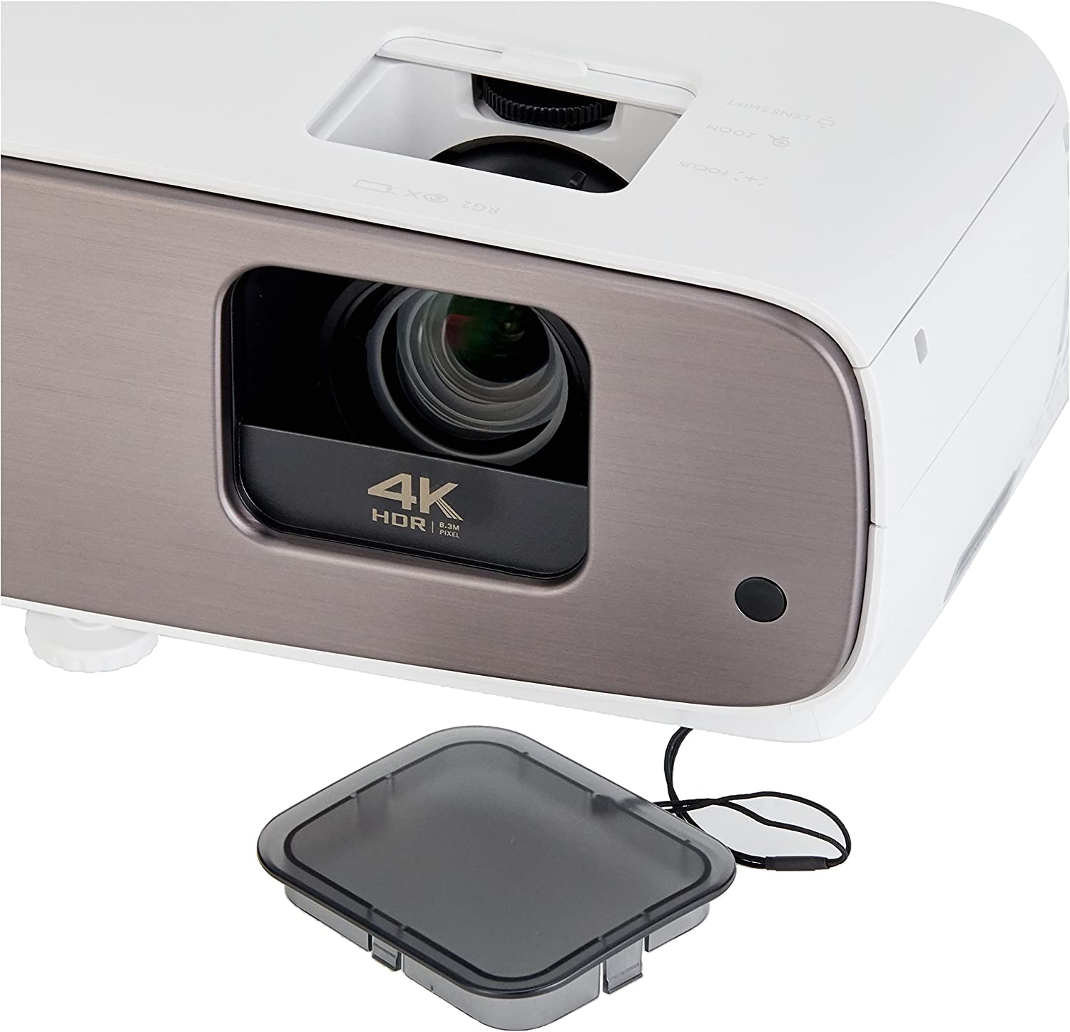 Objectif d'un vidéoprojecteur portant le marquage 4K HDR 8.3M pixel et les molettes de zoom et lens shift